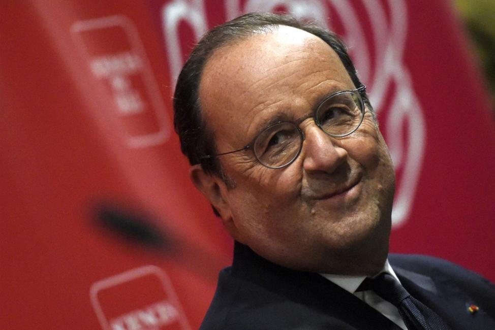 François Hollande lors d'une conférence de presse à Lille,  le 8 décembre 2021