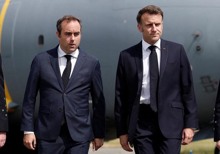 Emmanuel Macron et Sébastien Lecornu lors d'une visite à la 55e édition du Salon international de l'aéronautique et de l'espace (SIAE) à l'aéroport de Paris-Le Bourget, au Bourget, le 20 juin 2025.