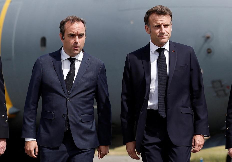 Emmanuel Macron et Sébastien Lecornu lors d'une visite à la 55e édition du Salon international de l'aéronautique et de l'espace (SIAE) à l'aéroport de Paris-Le Bourget, au Bourget, le 20 juin 2025.