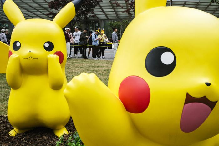 Des statues de Pikachu, le plus célèbre des Pokémon, exposées à l'extérieur de la Lotte World Tower à Séoul, le 26 avril 2024.