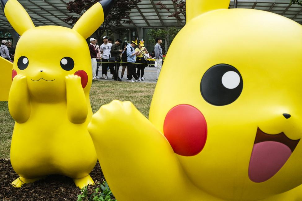 Des statues de Pikachu, le plus célèbre des Pokémon, exposées à l'extérieur de la Lotte World Tower à Séoul, le 26 avril 2024.