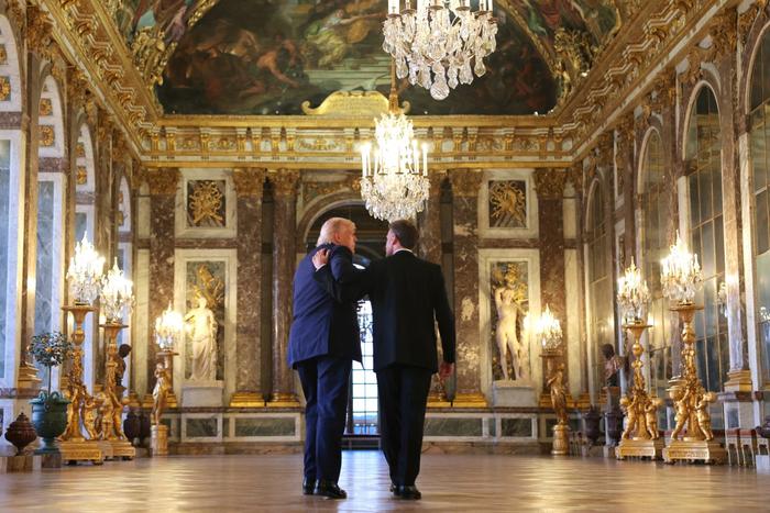 Le président américain Donald Trump en visite du château de Versailles en compagnie du président français Emmanuel Macron, avant un dîner prévu dans la soirée du 17 juin 2026.