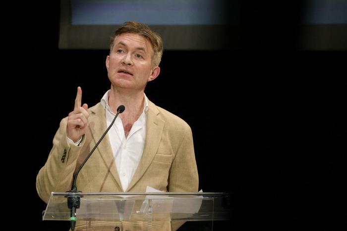 L'auteur et commentateur politique conservateur britannique Douglas Murray s'exprime sur scène lors d'une soirée contre la montée de l'antisémitisme en Europe, organisée par le magazine « Règle du Jeu », le Conseil représentatif des institutions juives de France (CRIF) et d'autres institutions françaises, au Théâtre Antoine, à Paris, le 3 juin 2024.