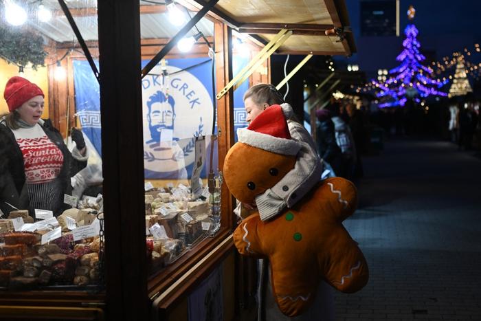 Personnages suspicieux repérés dans un marché de Noël