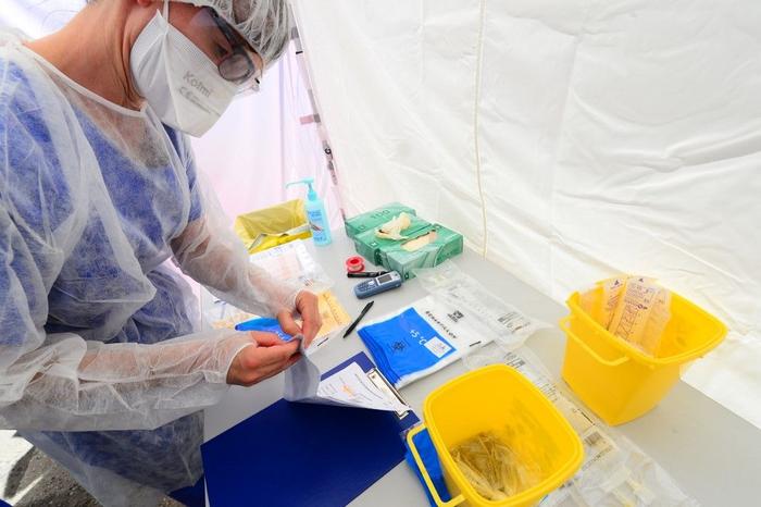 Entre 500 et 1 000 personnes meurent aujourd'hui chaque semaine du COVID dans le monde.