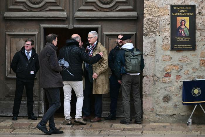 Des proches, dont le grand-père d'Émile, Philippe Vedovini, assistent aux funérailles d'Émile, dont les restes ont été retrouvés en mars 2024 à Saint-Maximin-la-Sainte-Baume, dans le sud de la France, le 8 février 2025.
