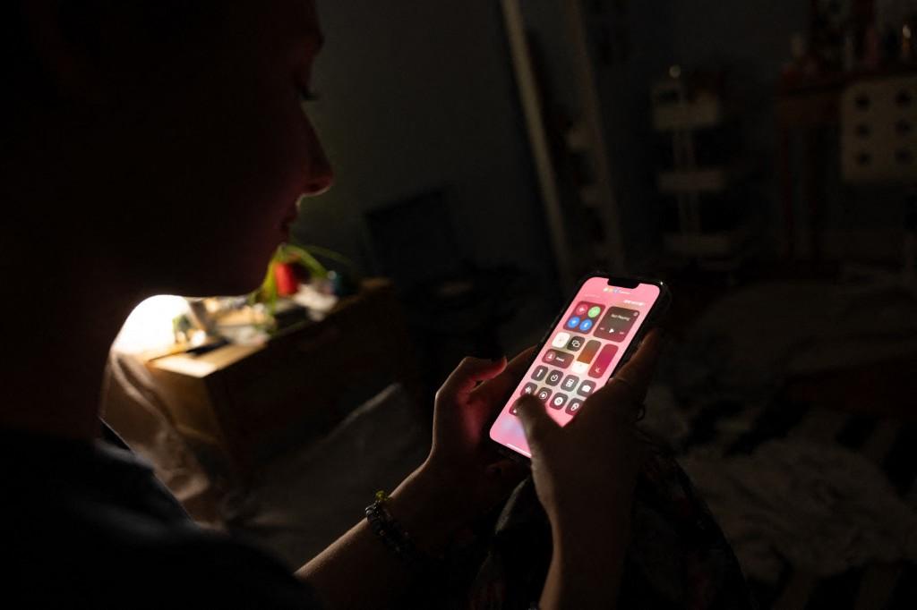 Sur cette photo d'illustration, une adolescente utilise son téléphone portable pour accéder aux réseaux sociaux. (Image d'illustration)