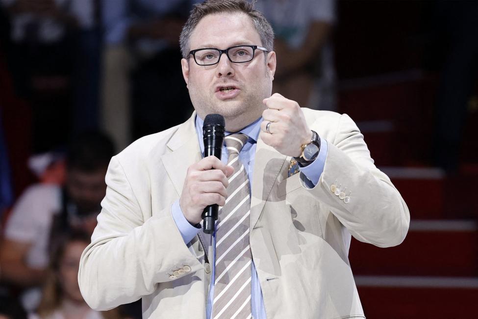 Le sociologue canadien Mathieu Bock-Cote prononce un discours lors de l'assemblée générale du parti français de droite « Les Républicains » (LR) au Cirque d'Hiver à Paris le 17 juin 2023.