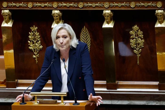 Marine Le Pen prononce un discours lors d'une séance de débat à l'Assemblée nationale, le 22 octobre 2024.