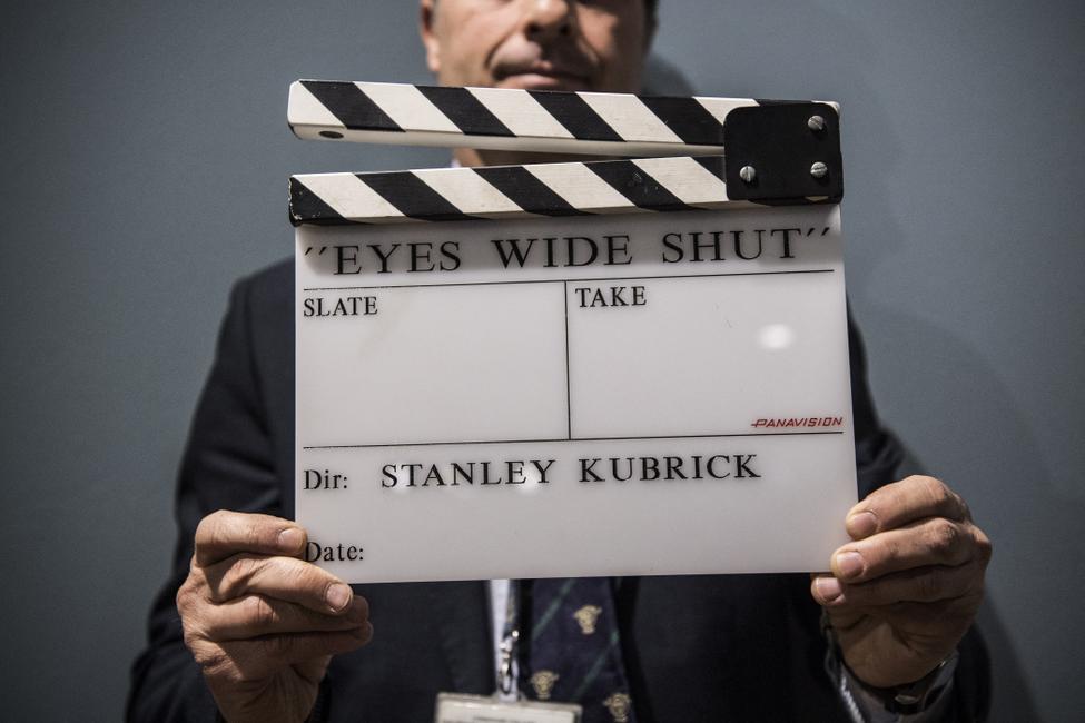 Un homme présente le clap original du film « Eyes Wide Shut » de la collection « Cinema Stanley Kubrick » à la maison de vente aux enchères Aste Bolaffi à Turin, le 23 mars 2018.