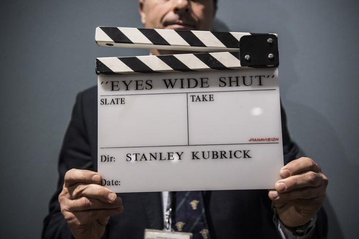 Un homme présente le clap original du film « Eyes Wide Shut » de la collection « Cinema Stanley Kubrick » à la maison de vente aux enchères Aste Bolaffi à Turin, le 23 mars 2018.