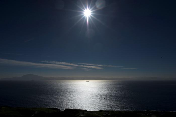 Vue générale du détroit de Gibraltar depuis Tarifa, Espagne, le 27 novembre 2018.