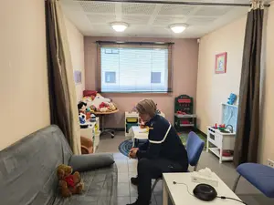 Une photo, prise dans la salle d'entretien « Mélanie » du Centre de Protection de la Famille (CPF) de Pontoise, au sein du groupement de gendarmerie du Val-d'Oise.