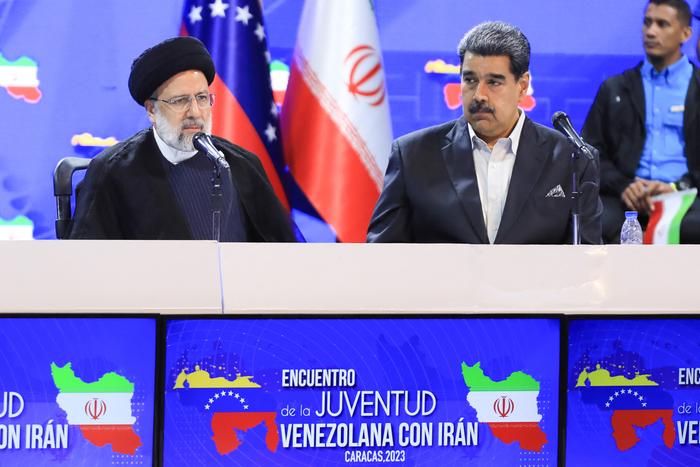 Le président iranien Ebrahim Raïssi et le président vénézuélien Nicolas Maduro lors d'une rencontre avec des jeunes Vénézuéliens au théâtre Teresa Carreño de Caracas, le 13 juin 2023.