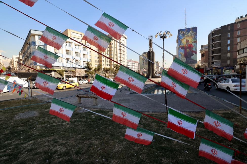 De petits drapeaux iraniens ornent une rue de Téhéran, la capitale iranienne, le 31 janvier 2026, à l'approche du 47e anniversaire de la révolution islamique de 1979. (Photo : Atta KENARE / AFP)
