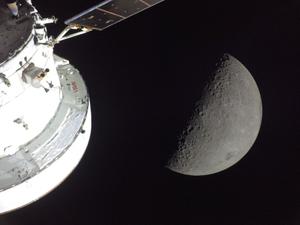 Le vaisseau spatial Orion et la Lune, le 6 avril 2026.