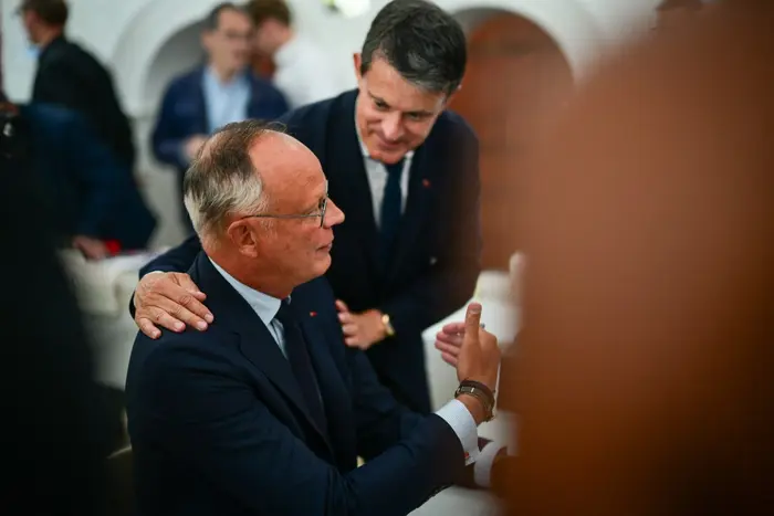 Edouard Philippe réconforté par Manuel Valls : "Tu as pensé à la mairie de Barcelone ?"