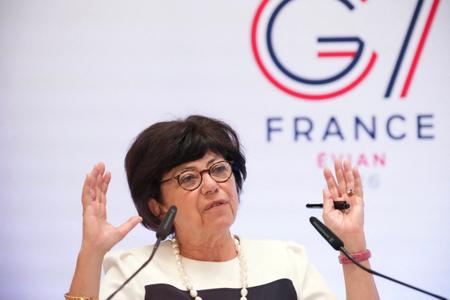 La ministre française de l'Environnement, Monique Barbut, fait un geste alors qu'elle s'adresse à l'assistance lors d'une conférence de presse en marge de la réunion des ministres de l'Environnement du G7, à Paris, le 24 avril 2026.