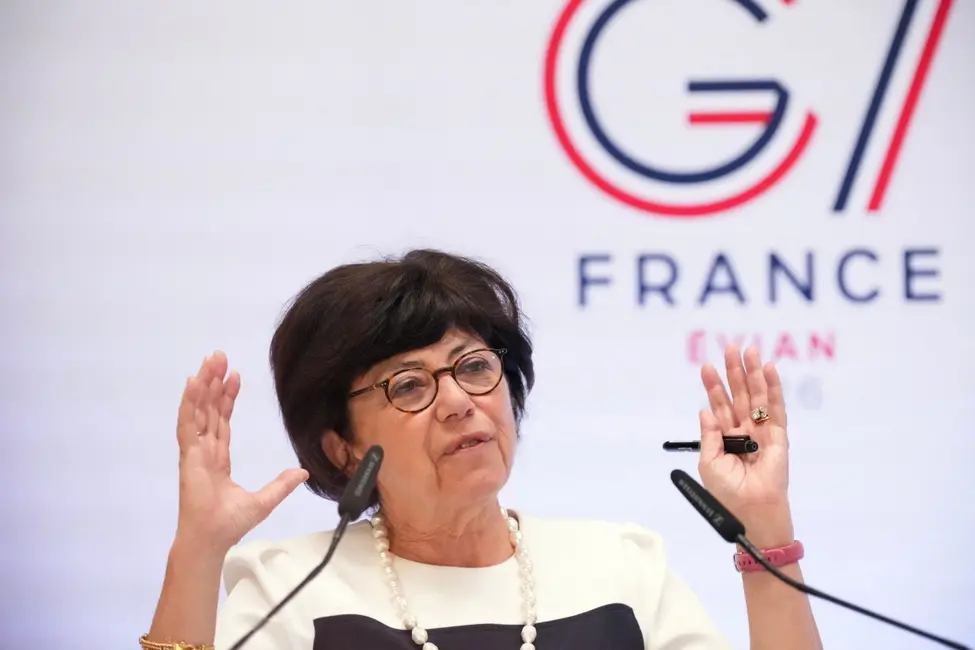 La ministre française de l'Environnement, Monique Barbut, fait un geste alors qu'elle s'adresse à l'assistance lors d'une conférence de presse en marge de la réunion des ministres de l'Environnement du G7, à Paris, le 24 avril 2026.
