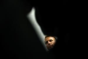 Le président français Emmanuel Macron s’adresse aux journalistes à l’issue d’une rencontre avec des responsables locaux, des habitants et des équipes de secours à la mairie, après une fusillade survenue à Trappes, près de Paris, le 23 octobre 2026.

Le Parquet national antiterroriste (PNAT) a annoncé s’être saisi de l’affaire après qu’un homme a tiré en rafales depuis son véhicule, dans les rues de Trappes (Yvelines), dans la matinée du 23 octobre, faisant un mort et au moins quatre blessés.