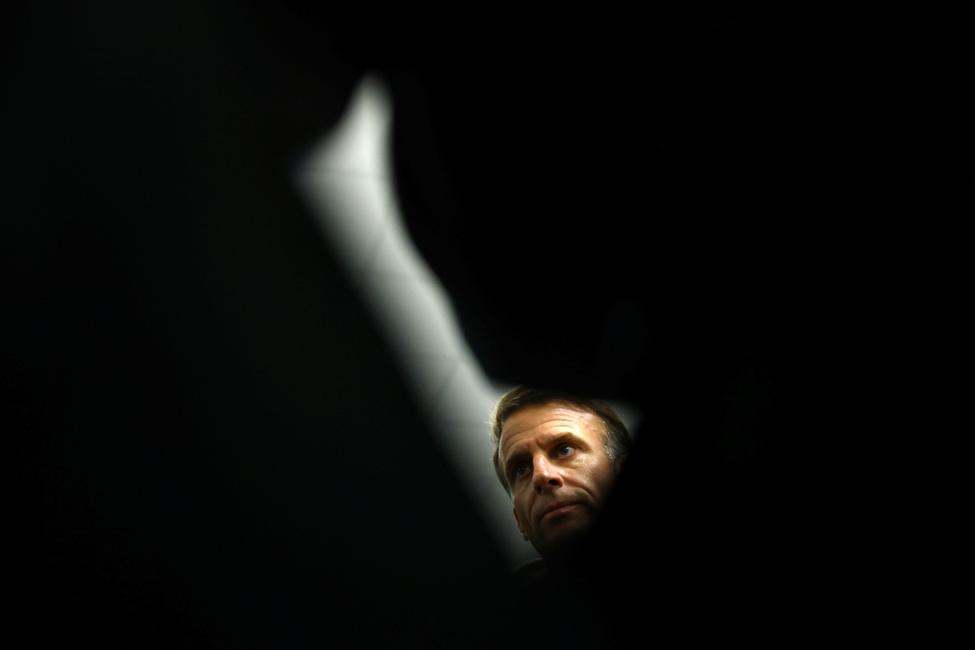 Le président français Emmanuel Macron s’adresse aux journalistes à l’issue d’une rencontre avec des responsables locaux, des habitants et des équipes de secours à la mairie, après une fusillade survenue à Trappes, près de Paris, le 23 octobre 2026.

Le Parquet national antiterroriste (PNAT) a annoncé s’être saisi de l’affaire après qu’un homme a tiré en rafales depuis son véhicule, dans les rues de Trappes (Yvelines), dans la matinée du 23 octobre, faisant un mort et au moins quatre blessés.