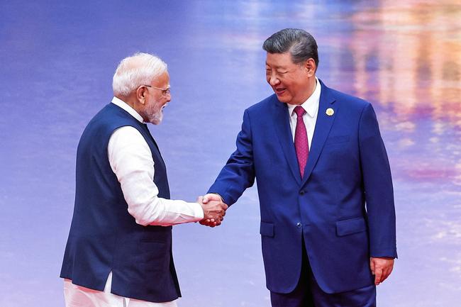 Sur cette photo distribuée, prise le 31 août 2025 et diffusée par le Bureau indien de l’information publique (PIB), le Premier ministre indien Narendra Modi (à gauche) et le président chinois Xi Jinping se serrent la main lors de la cérémonie d’accueil du sommet de l’Organisation de coopération de Shanghai (OCS) à Tianjin. Xi a réuni les dirigeants de la Russie et de l’Inde, ainsi que des dignitaires d’une vingtaine de pays eurasiens, le 31 août, pour un sommet vitrine destiné à placer la Chine au centre des relations régionales.