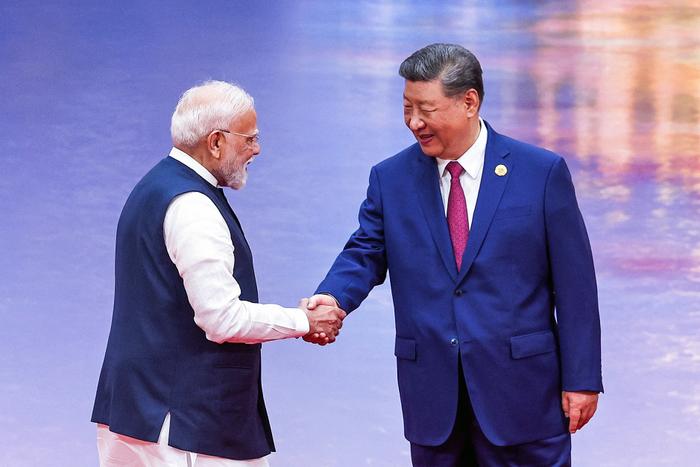 Sur cette photo distribuée, prise le 31 août 2025 et diffusée par le Bureau indien de l’information publique (PIB), le Premier ministre indien Narendra Modi (à gauche) et le président chinois Xi Jinping se serrent la main lors de la cérémonie d’accueil du sommet de l’Organisation de coopération de Shanghai (OCS) à Tianjin. Xi a réuni les dirigeants de la Russie et de l’Inde, ainsi que des dignitaires d’une vingtaine de pays eurasiens, le 31 août, pour un sommet vitrine destiné à placer la Chine au centre des relations régionales.