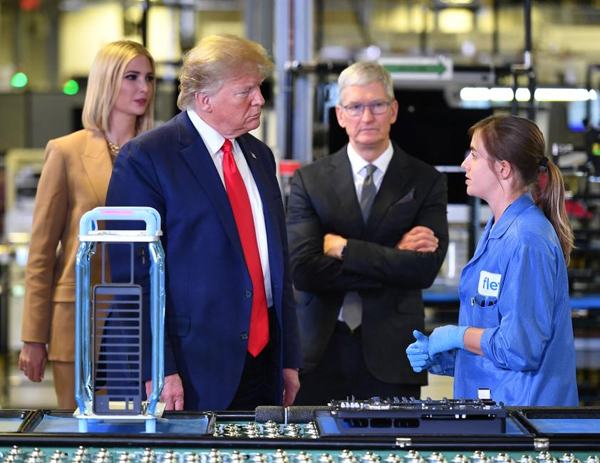 Donald Trump et le PDG d'Apple, Tim Cook, accompagnés de la conseillère principale du président, Ivanka Trump, visitent l'usine de fabrication d'ordinateurs Flextronics où sont assemblés les Mac Pro d'Apple à Austin, au Texas, le 20 novembre 2019.