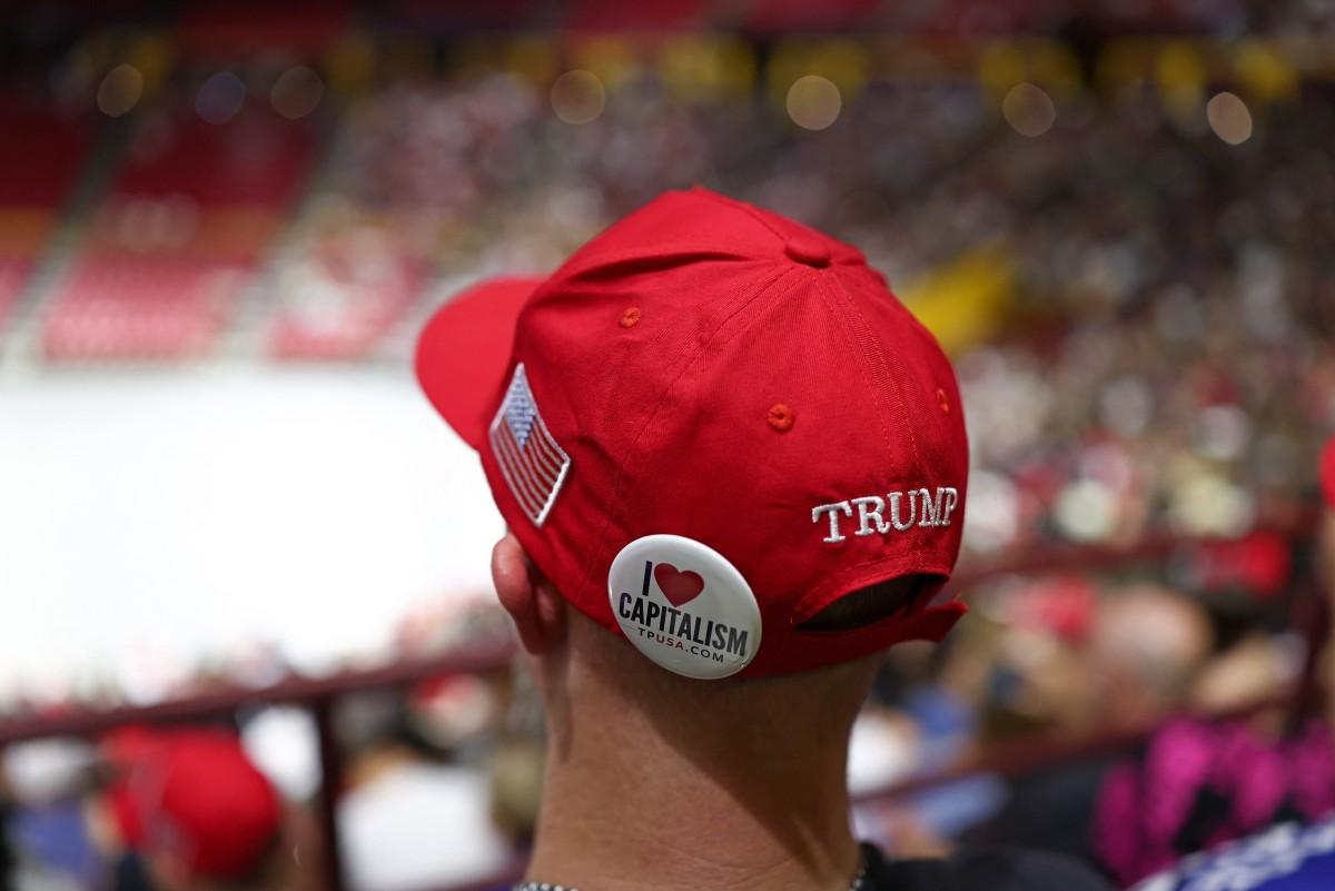 Des gens assistent à une veillée en mémoire de Charlie Kirk à la Desert Financial Arena sur le campus de l'Arizona State University à Tempe, en Arizona, le 15 septembre 2025.