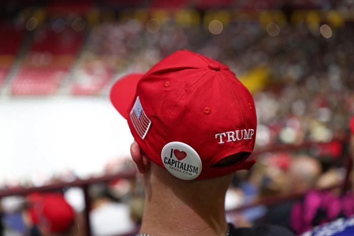 Des gens assistent à une veillée en mémoire de Charlie Kirk à la Desert Financial Arena sur le campus de l'Arizona State University à Tempe, en Arizona, le 15 septembre 2025.