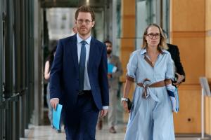 La directrice générale des Finances publiques, Amélie Verdier, et le secrétaire d'État aux Comptes publics, David Amiel, arrivent à Bercy, au ministère de l'Économie et des Finances à Paris, le 18 août 2026, pour tenir une conférence de presse sur la réponse de l'État à la cyberattaque qui a visé la Direction générale des Finances publiques (DGFiP).