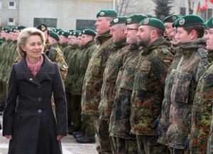 Ursula von der Leyen assiste à la cérémonie d'accueil des premiers soldats du groupement tactique de présence avancée renforcée (eFP) de l'OTAN à Rukla, en Lituanie, le 7 février 2017.
