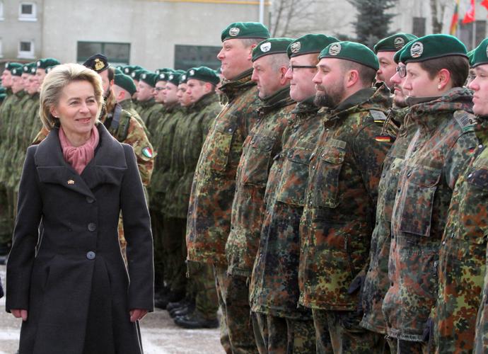 Ursula von der Leyen assiste à la cérémonie d'accueil des premiers soldats du groupement tactique de présence avancée renforcée (eFP) de l'OTAN à Rukla, en Lituanie, le 7 février 2017.