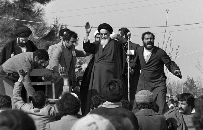 L'ayatollah Rouhollah Khomeiny salue une foule de partisans rassemblés au cimetière Behechte Zahra à Téhéran, le jour de son retour de France après quinze ans d'exil en 1979.