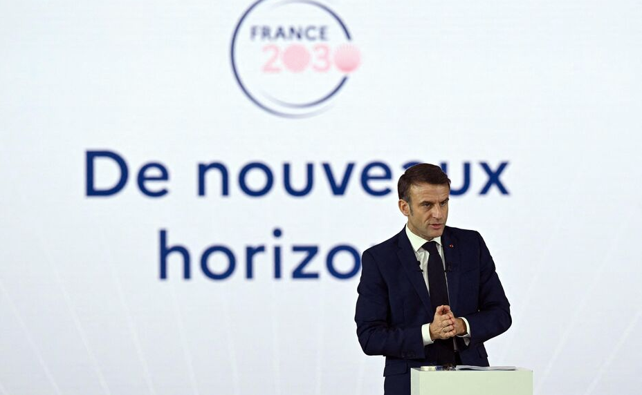 Emmanuel Macron lors d'une conférence de presse depuis Toulouse pour une accélération du plan France 2030.