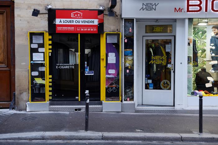 Une photo prise à Paris montre la vitrine d'un magasin de cigarettes électroniques.