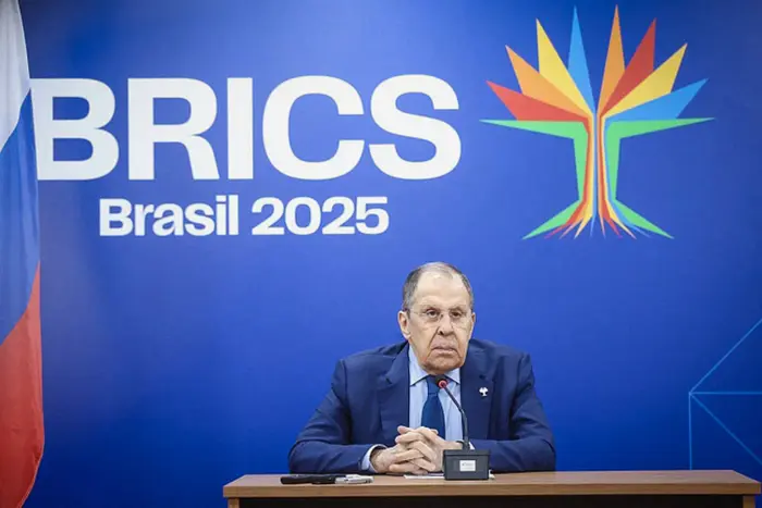 Cette photo diffusée par le ministère russe des Affaires étrangères montre le ministre russe des Affaires étrangères, Sergueï Lavrov, s’exprimant lors d’une conférence de presse au sommet des BRICS à Rio de Janeiro, Brésil, le 7 juillet 2025.