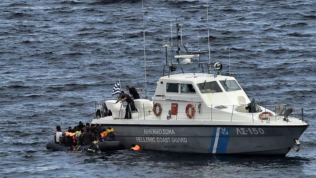 Les gardes-côtes helléniques interceptent des migrants illégaux près de l'île de Lesbos