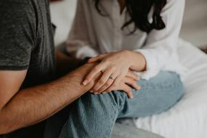 19% des femmes de 18 à 29 ans ne s'identifient pas comme hétérosexuelles, contre 8% chez les hommes de leur âge, selon l'étude parue ce mercredi dans la revue Population et Sociétés.
