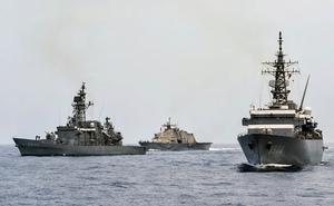 Deux navires de guerre japonais et un navire de guerre américain participant à des exercices militaires conjoints entre la Colombie, le Japon et les États-Unis en mer des Caraïbes, au large de Carthagène, en Colombie, le 9 septembre 2023.