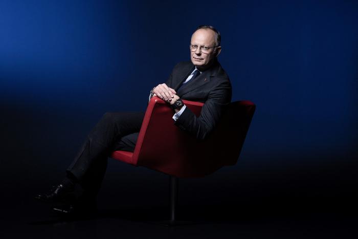 Le maire du Havre, président du parti Horizons et ancien Premier ministre Edouard Philippe pose lors d'une séance photo à Paris, le 26 février 2025.