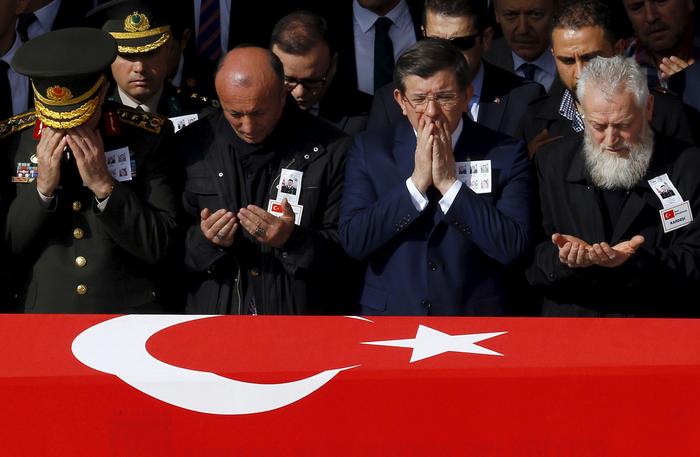 Funérailles des victimes de l'attentat d'Ankara, avec le premier ministre Ahmet Davutoglu.