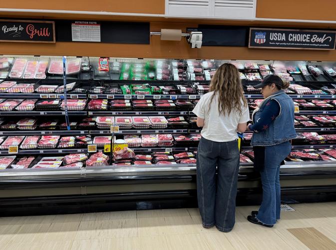 Des clients achètent du bœuf dans un supermarché le 6 avril 2026 à Los Angeles, en Californie.
