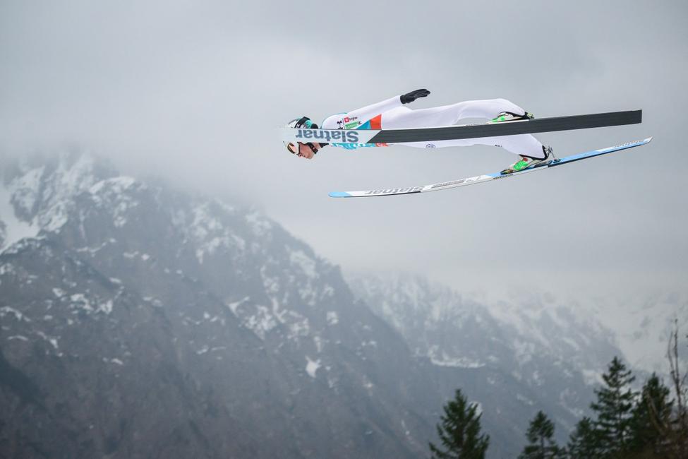 Le Slovène Anze Lanisek participe au premier tour individuel masculin HS240 de la finale de la Coupe du monde de saut à ski FIS à Planica, le 28 mars 2025.