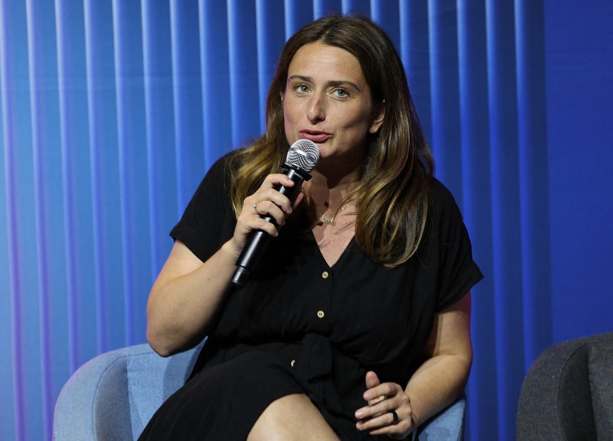Marine Tondelier, secrétaire nationale du parti Les Écologistes, prononce un discours lors du 14e congrès de l'UFE (Syndicat français de l'électricité) à Paris, le 23 juin 2026.