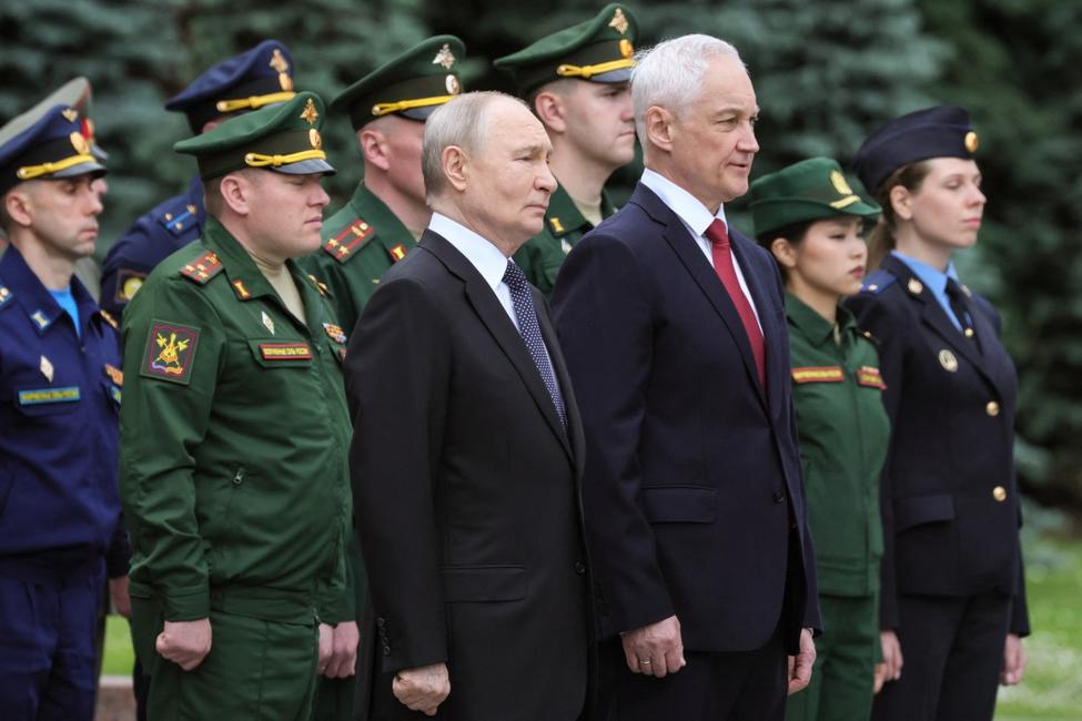 Sur cette photo de groupe diffusée par l'agence de presse russe Sputnik, le président russe Vladimir Poutine et le ministre de la Défense Andreï Belousov assistent à une cérémonie de dépôt de gerbe marquant le 85e anniversaire de l'invasion de l'Union soviétique par l'Allemagne nazie pendant la Seconde Guerre mondiale, lors de la Journée du Souvenir et du Deuil, au Tombeau du Soldat inconnu près du mur du Kremlin à Moscou, le 22 juin 2026.