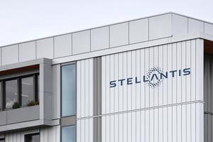 Cette photographie montre le logo de Stellantis affiché dans les locaux de l'usine du constructeur automobile multinational à Poissy, à l'ouest de Paris, le 23 septembre 2025.