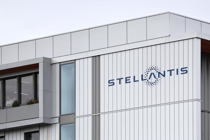 Cette photographie montre le logo de Stellantis affiché dans les locaux de l'usine du constructeur automobile multinational à Poissy, à l'ouest de Paris, le 23 septembre 2025.