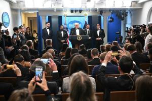 Le président américain Donald Trump s'exprime lors d'un point presse à Washington, peu après une fusillade survenue lors du dîner des correspondants de la Maison Blanche le 25 avril 2026.
