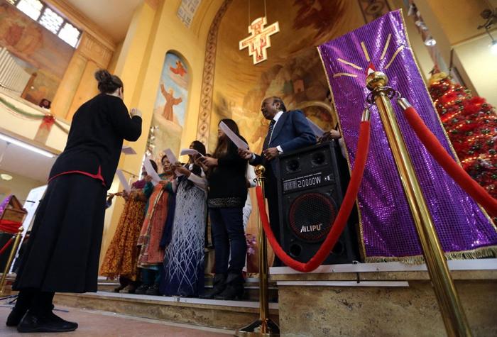 Des chrétiens assistent à une cérémonie à l'église catholique Saint-François de Tripoli, le 11 décembre 2015.